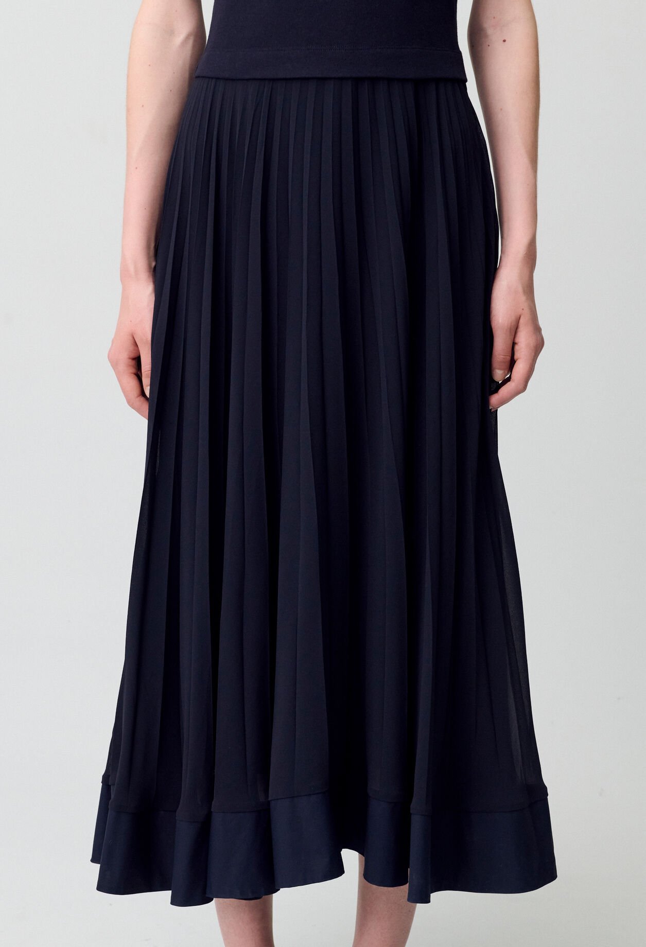 Langes, plissiertes Kleid, marineblau