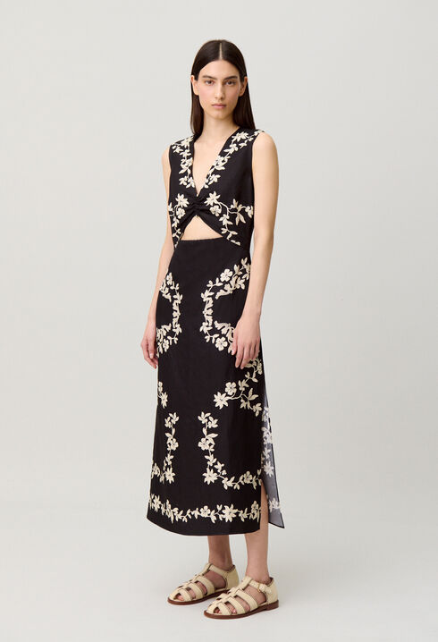 Langes schwarzes Kleid mit Stickereien