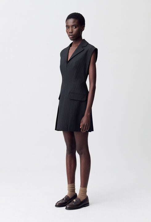 Kurzes tailliertes Faltenkleid