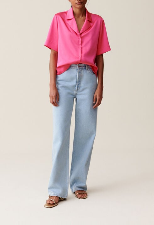 Flie&szlig;ende, kurz&auml;rmelige Hemdbluse