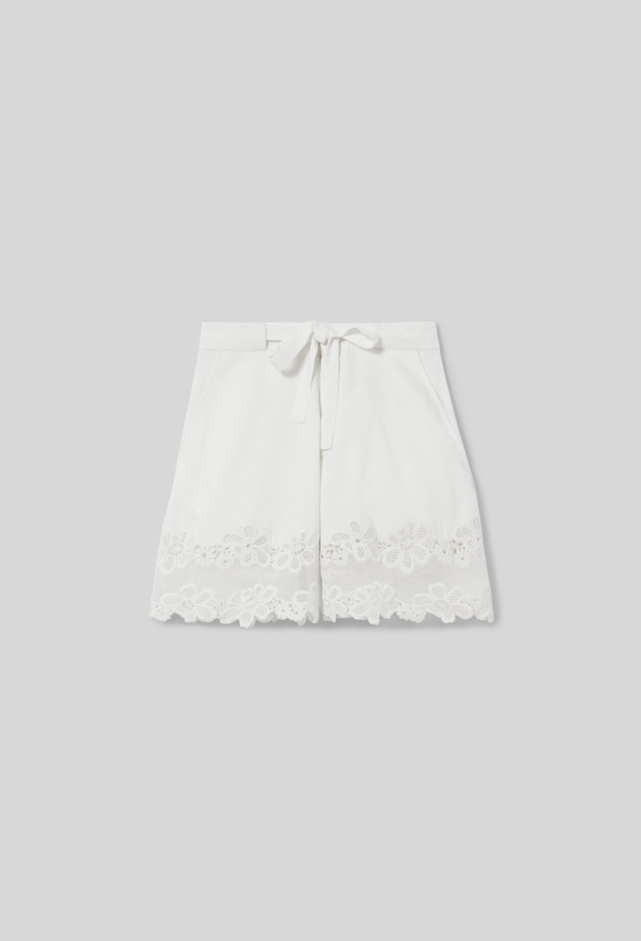 Kurze weite bestickte Shorts