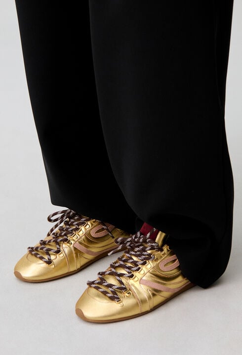 Goldene Swing-Sneaker