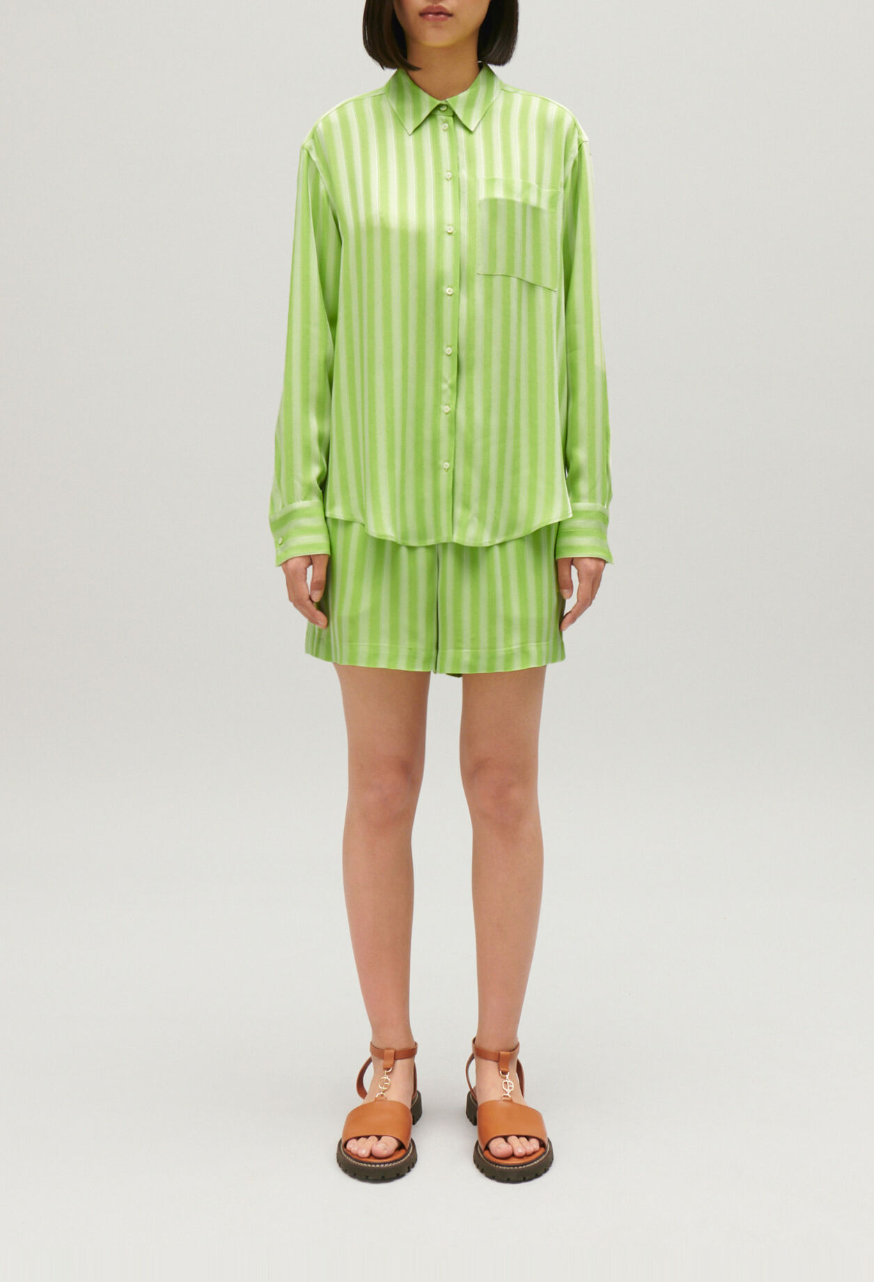 Flie&szlig;ende Hemdbluse mit Matcha-Streifen