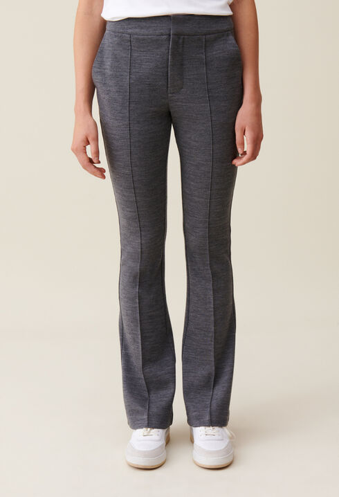 Graue, eng anliegende Flare-Hose