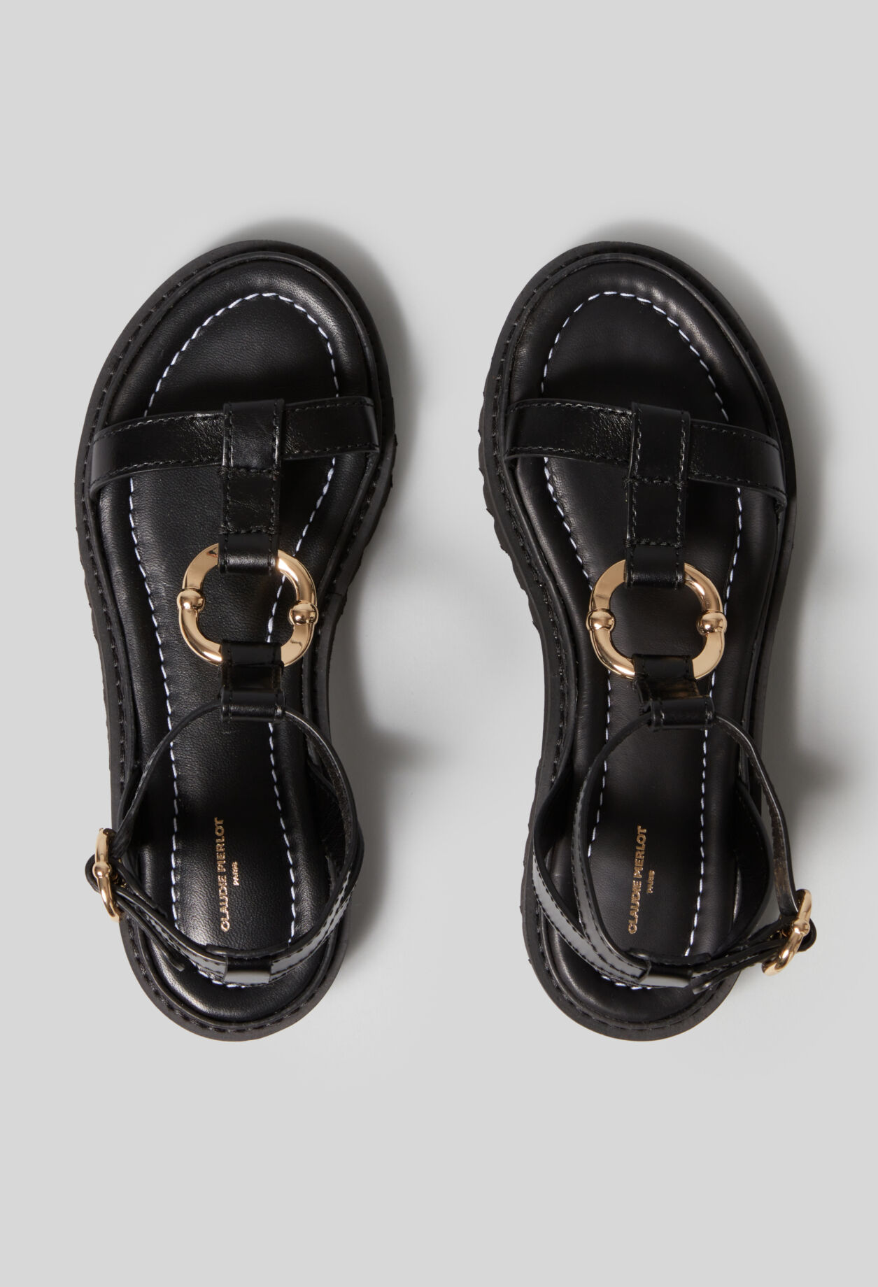 Ledersandalen mit goldenem Ring