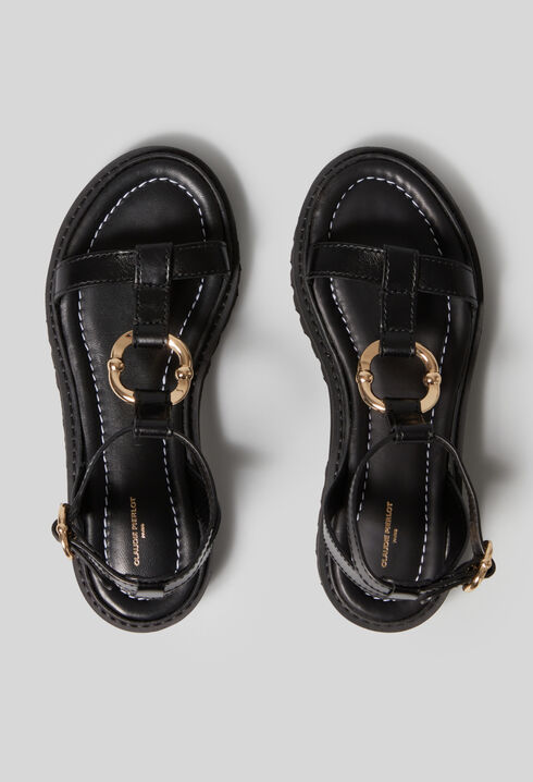 Ledersandalen mit goldenem Ring