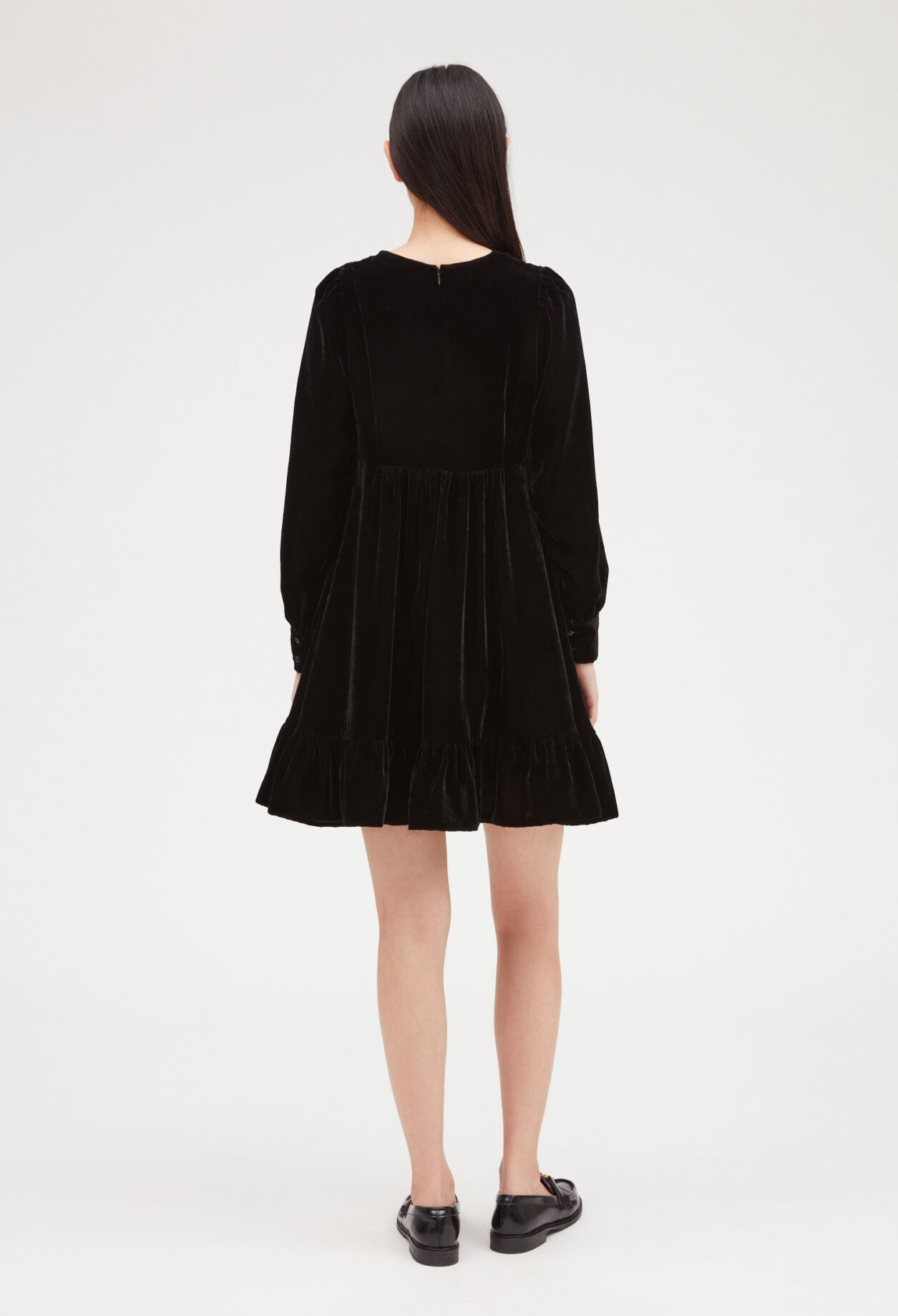 Kurzes Kleid aus schwarzem Samt
