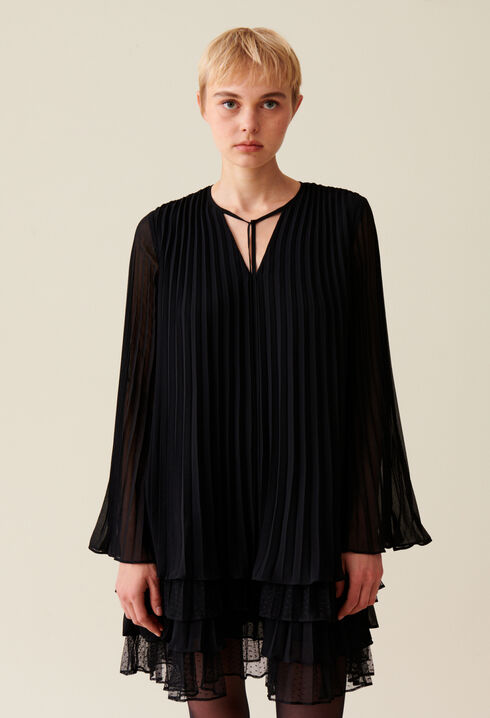 Kurzes schwarzes Rüschenkleid