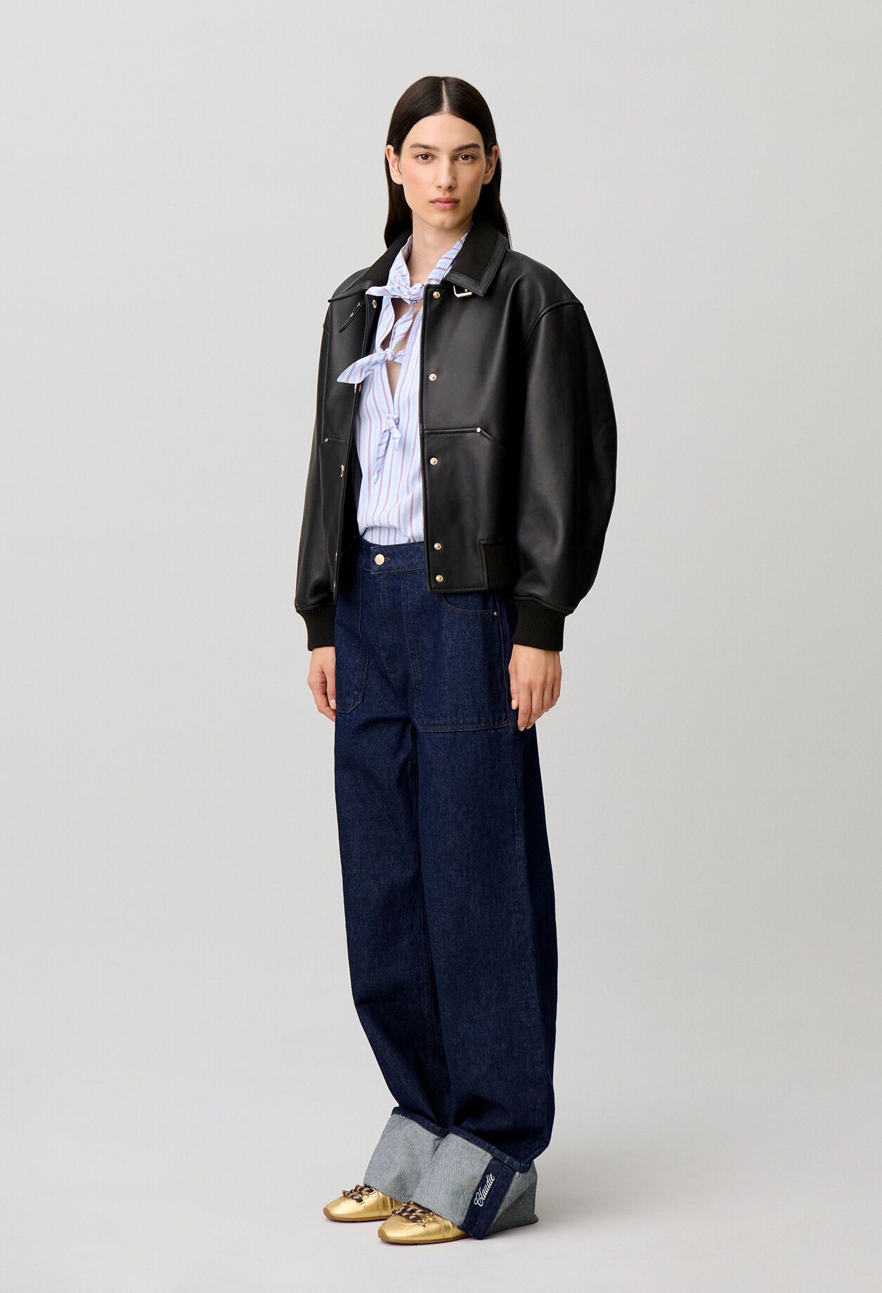 Weite Jeans, bestickter Umschlag