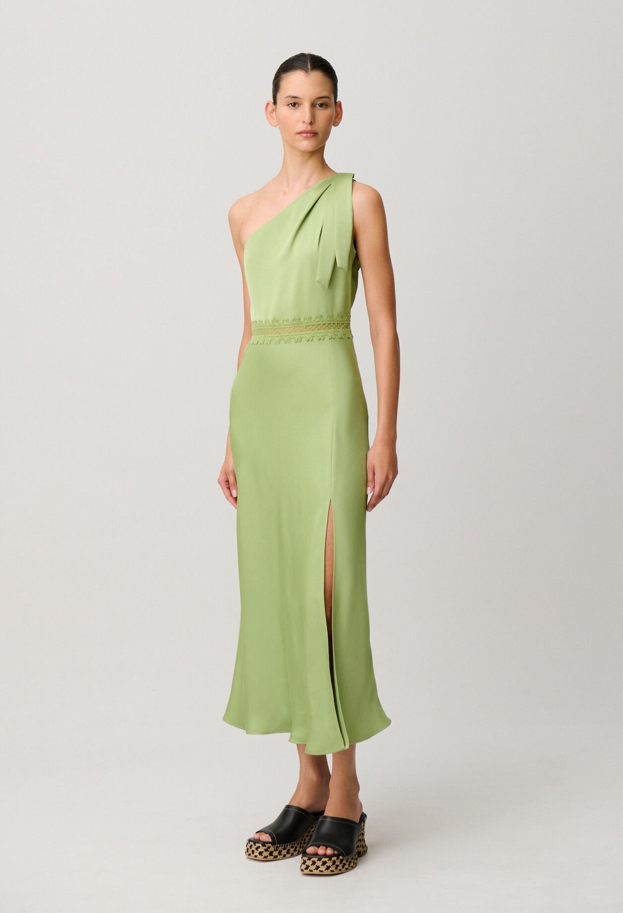 Langes Satinkleid mit Spitze