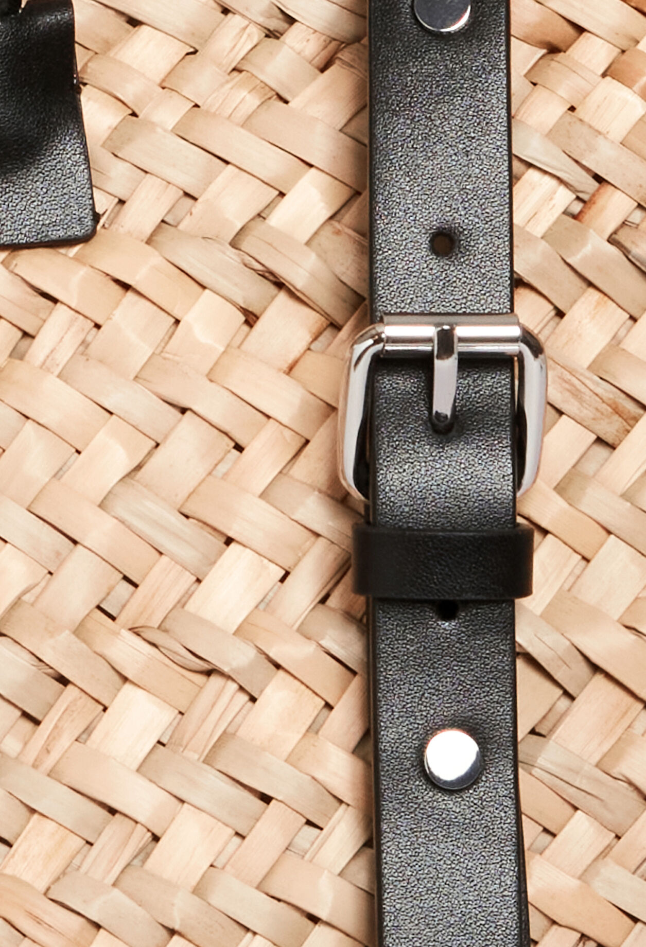 Korbtasche aus Stroh und Shearling