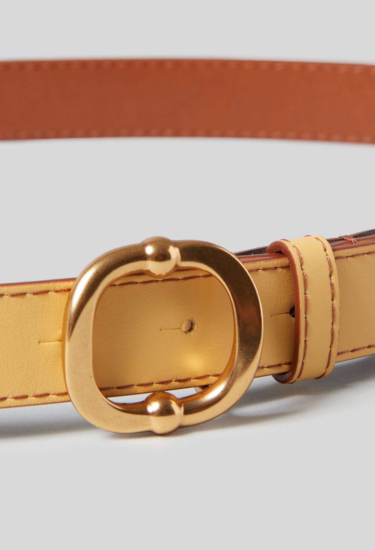 Gürtel aus Leder goldener Schnalle