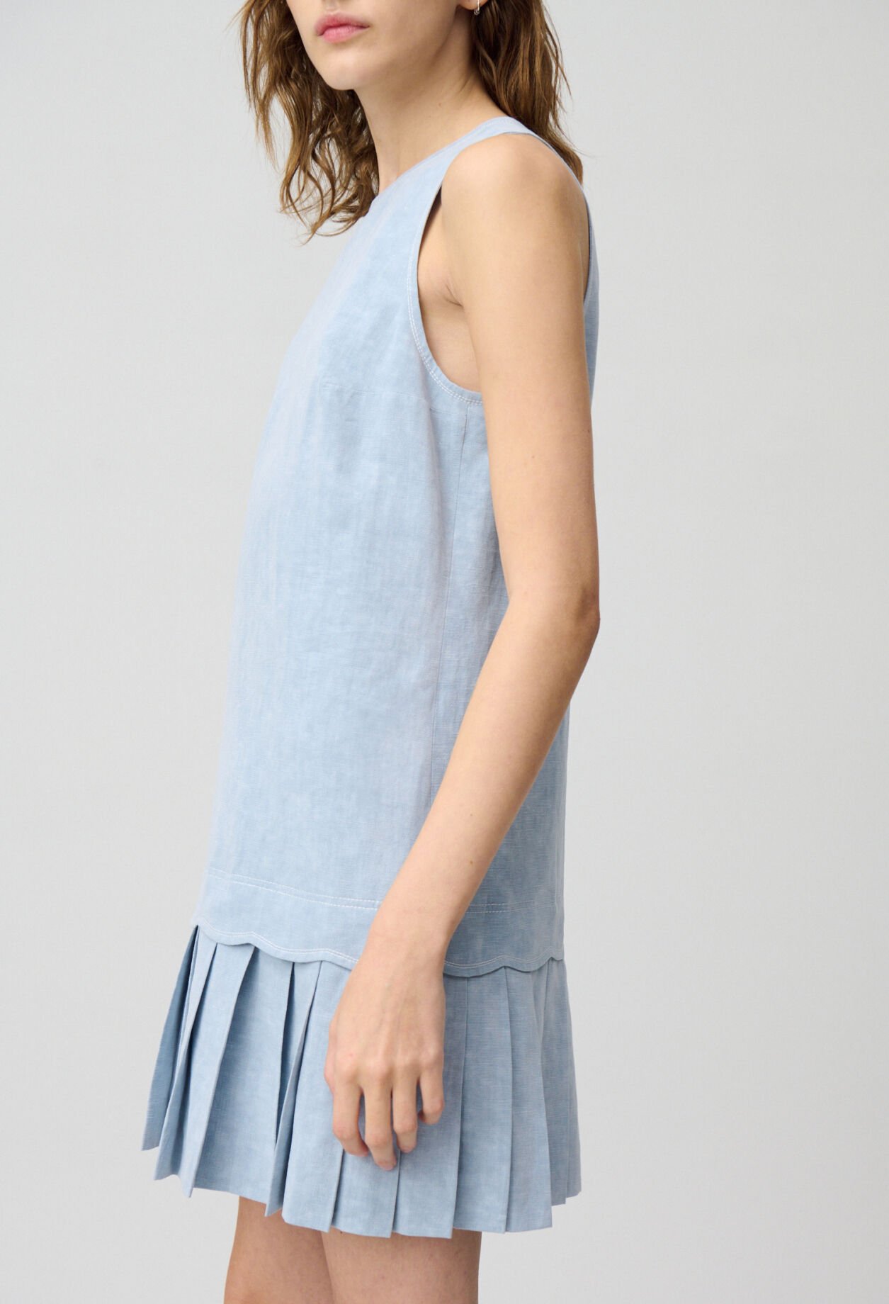 Ärmelloses kurzes Kleid