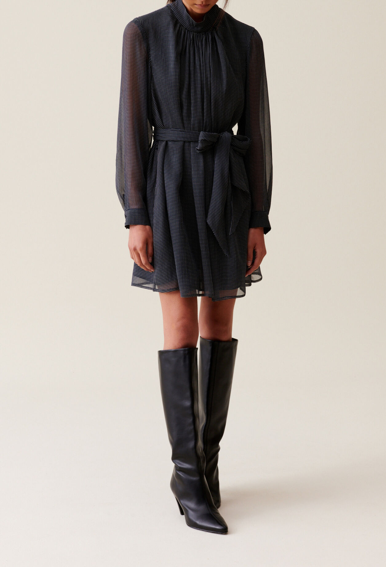 Flie&szlig;endes Kleid mit Schluppe