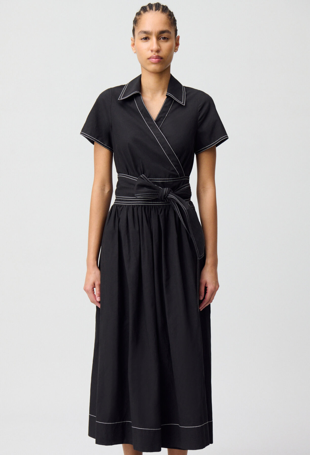 Langes Kleid mit Gürtel