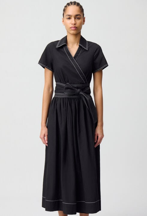 Langes Kleid mit Gürtel
