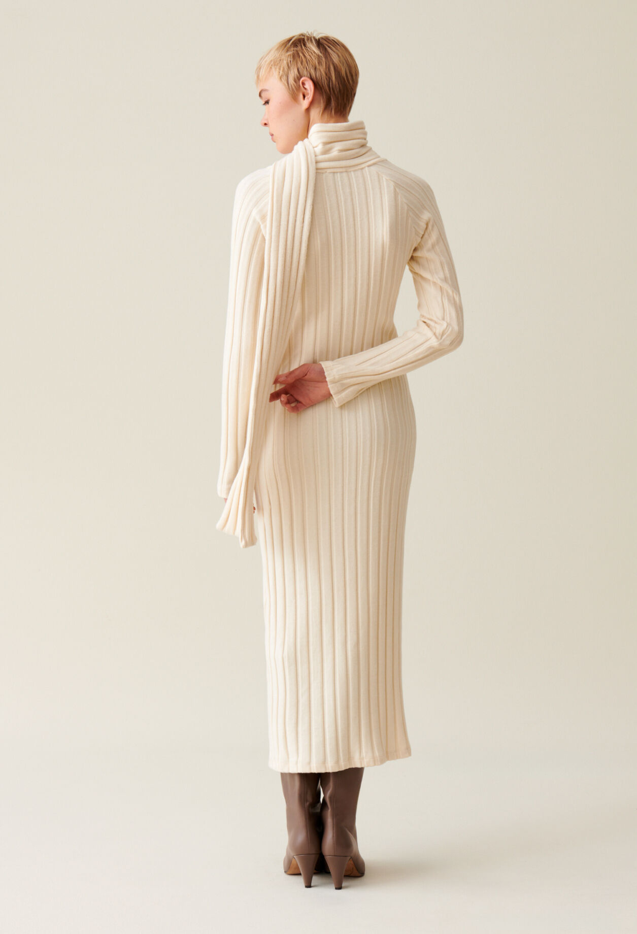 Langes Strickkleid mit Bindeschal
