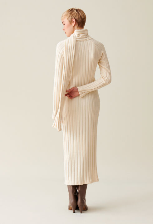 Langes Strickkleid mit Bindeschal