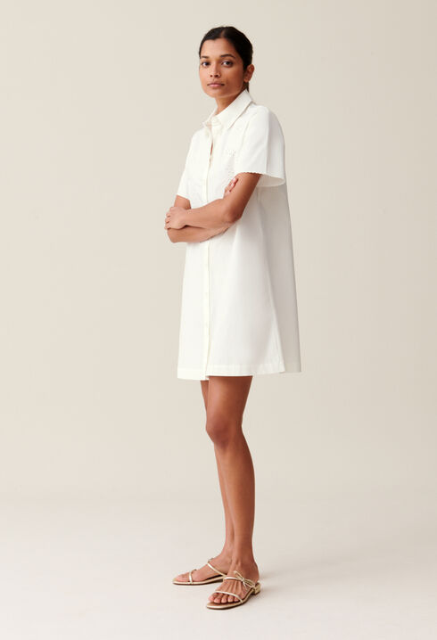 Kurzes, besticktes weißes Hemdkleid