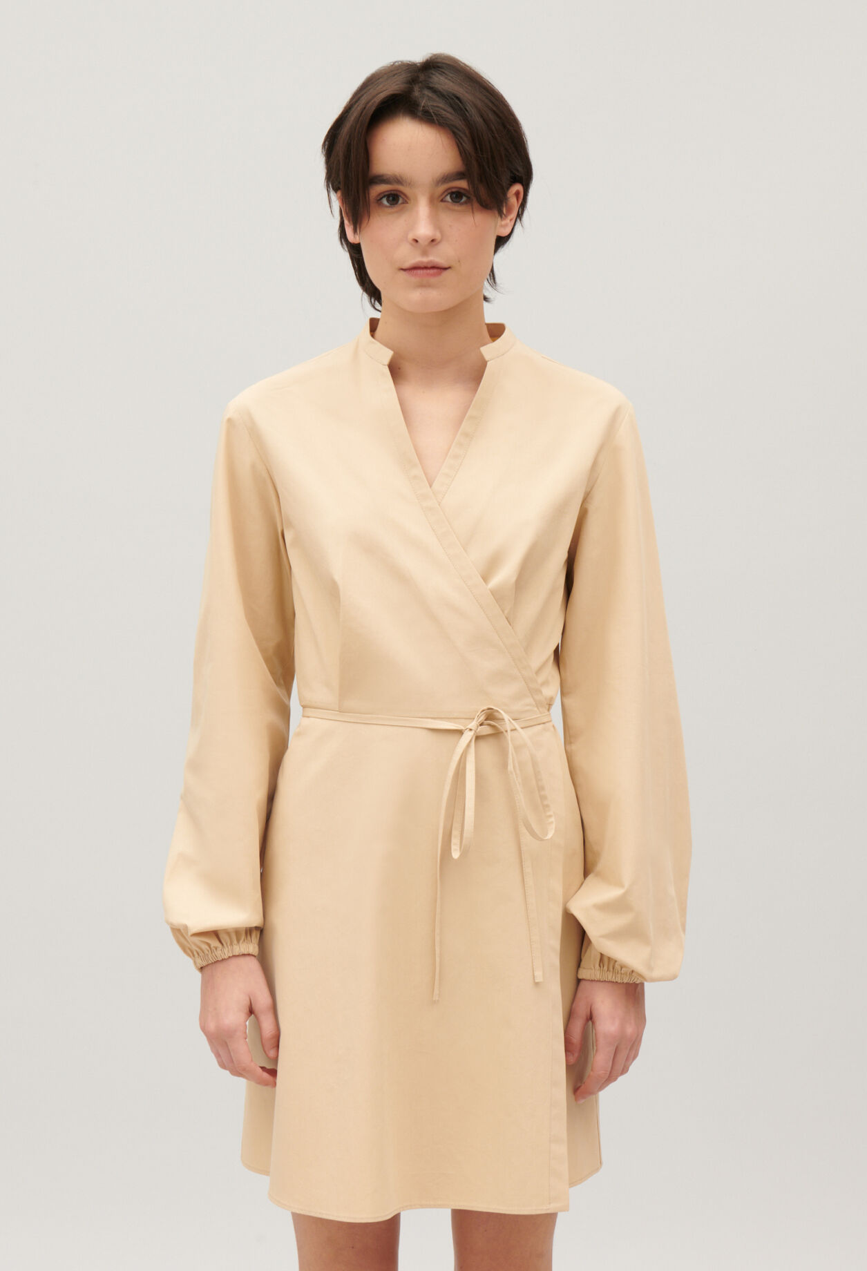 Kurzes Wickelkleid mit Mao-Kragen