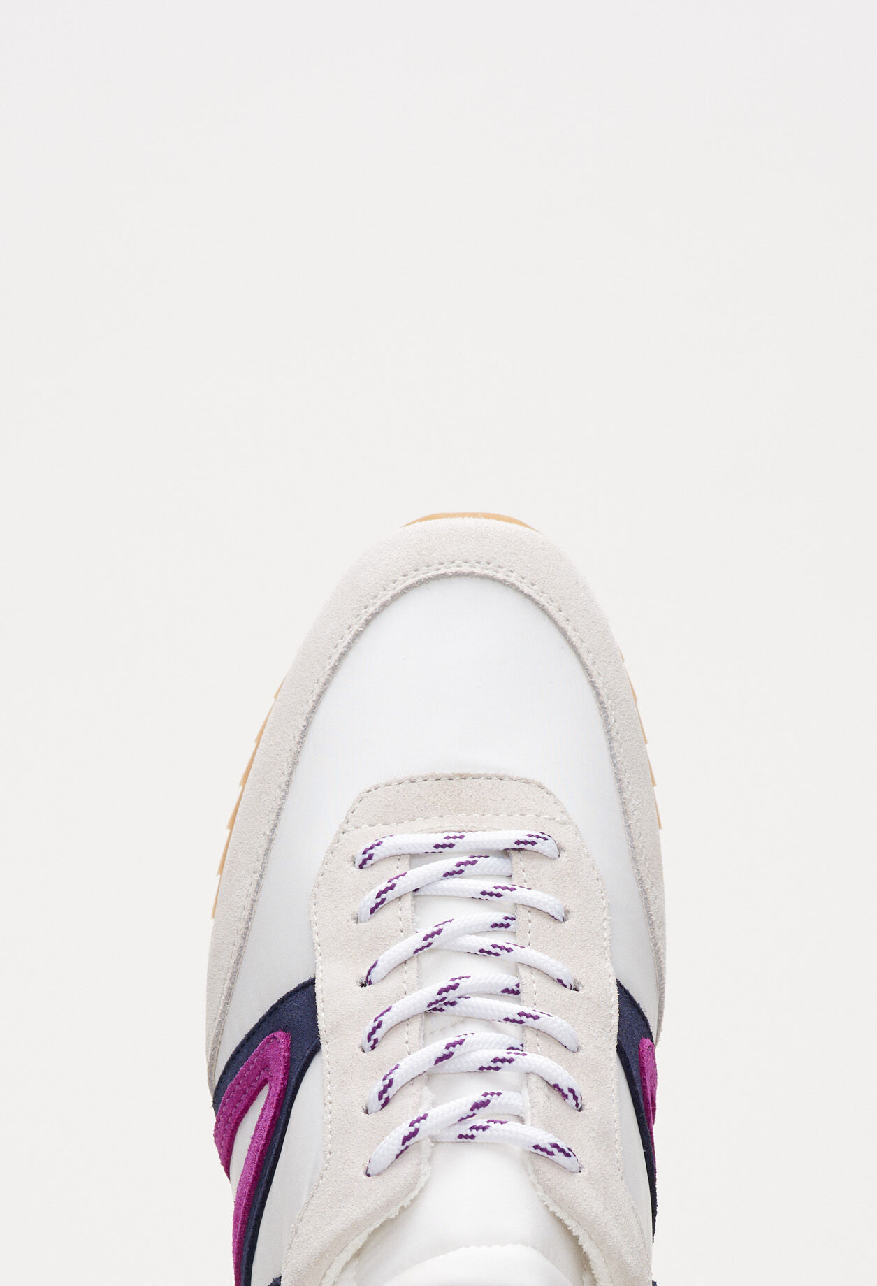 Klassische Sneakers mit Schnürsenkeln