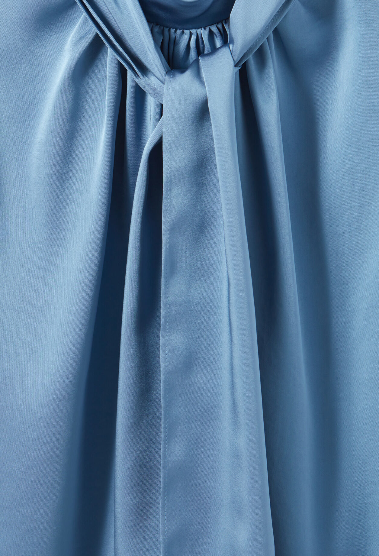 Fließende Bluse mit Schleifenkragen