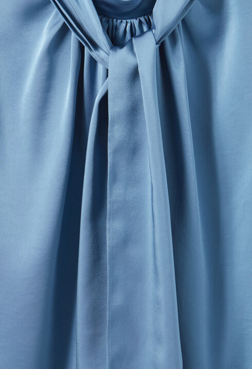 Fließende Bluse mit Schleifenkragen