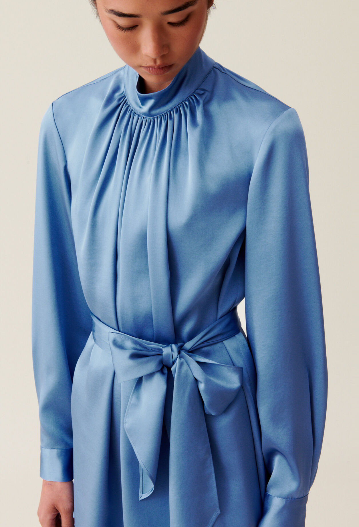 Schwarzes Kleid mit Schluppe
