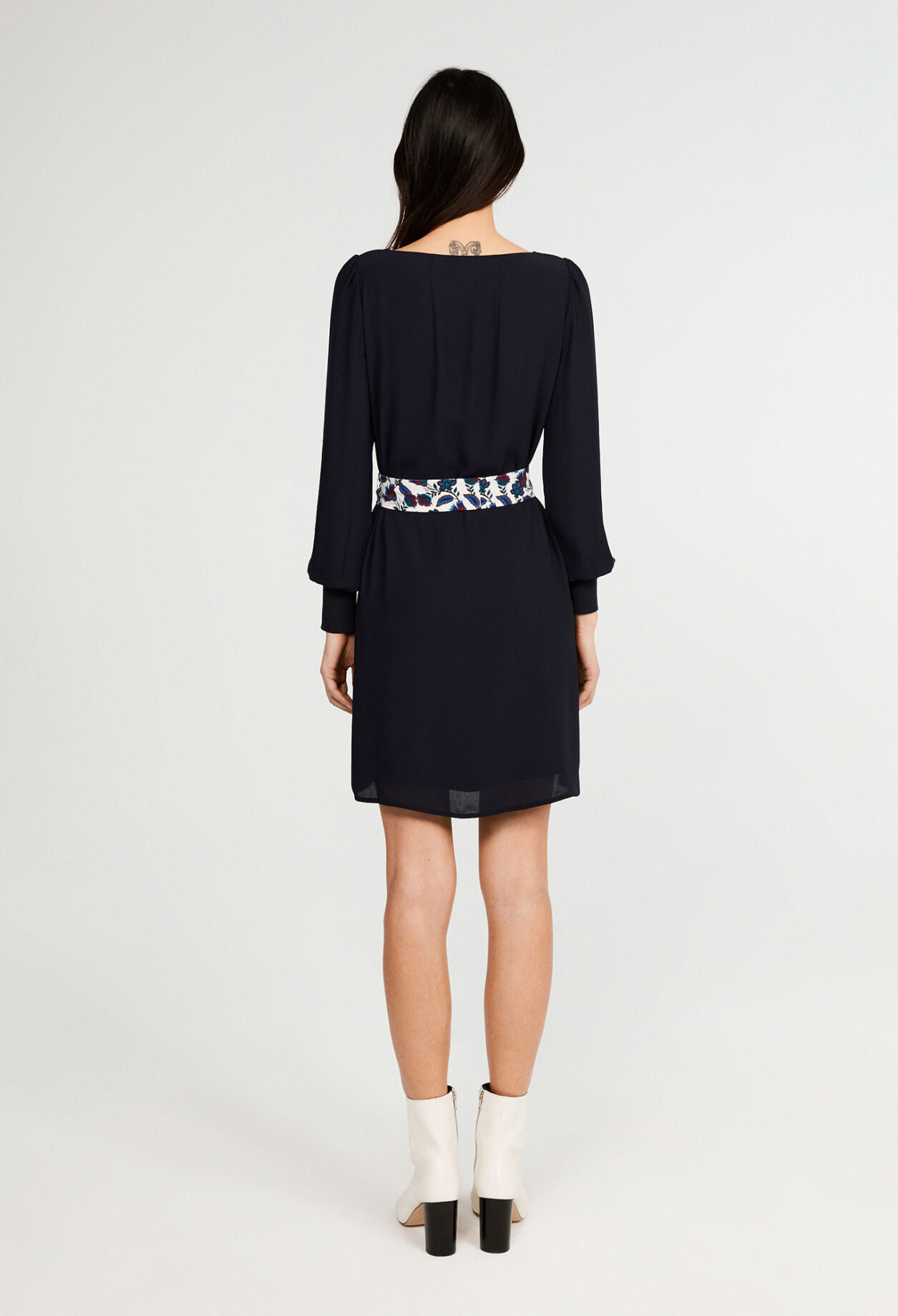 Gegürtetes Kleid mit geradem Schnitt