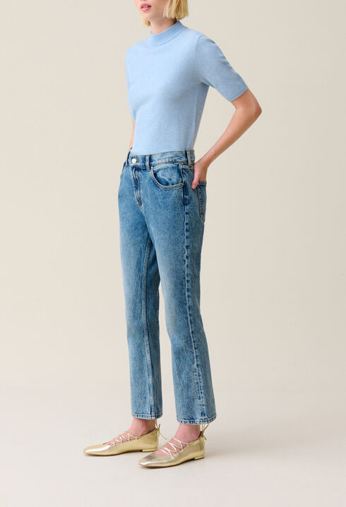 Hellblaue Flared Jeans.