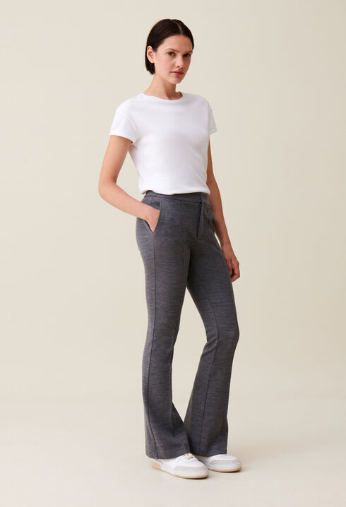 Graue, eng anliegende Flare-Hose