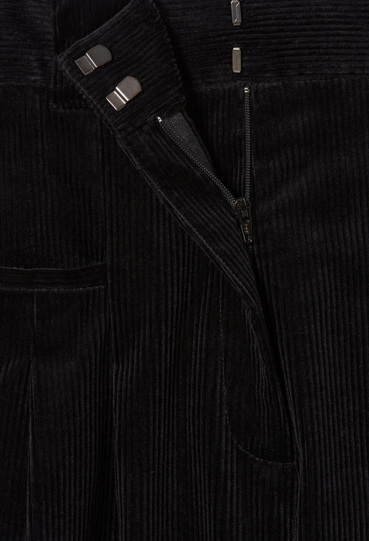 Weit geschnittene Cordhose