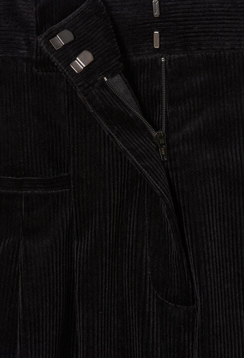 Weit geschnittene Cordhose