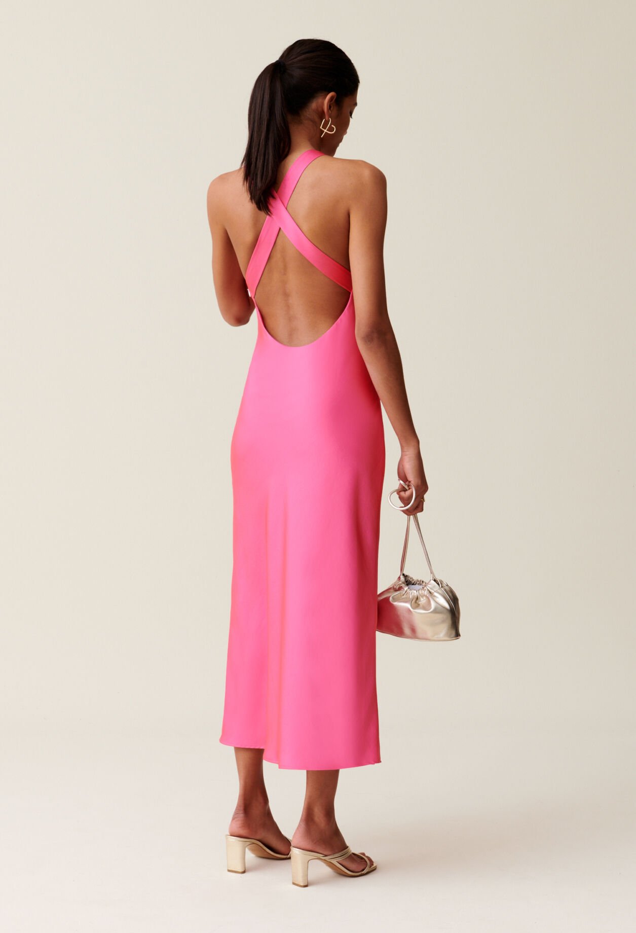 Langes, satiniertes Kleid