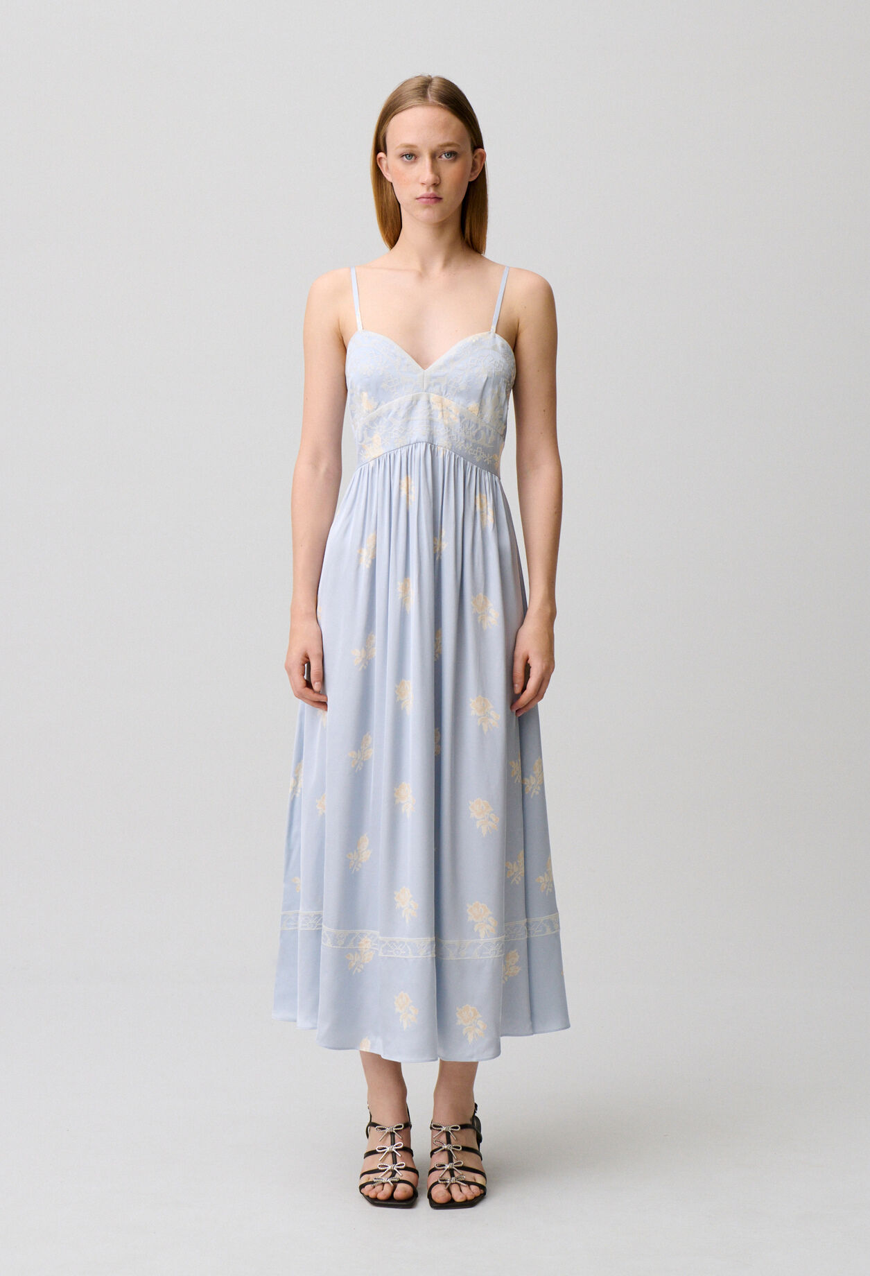 Flie&szlig;endes Tr&auml;gerkleid