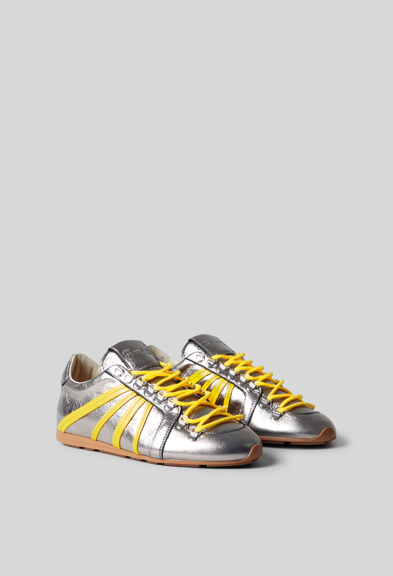 Silberne Sneaker