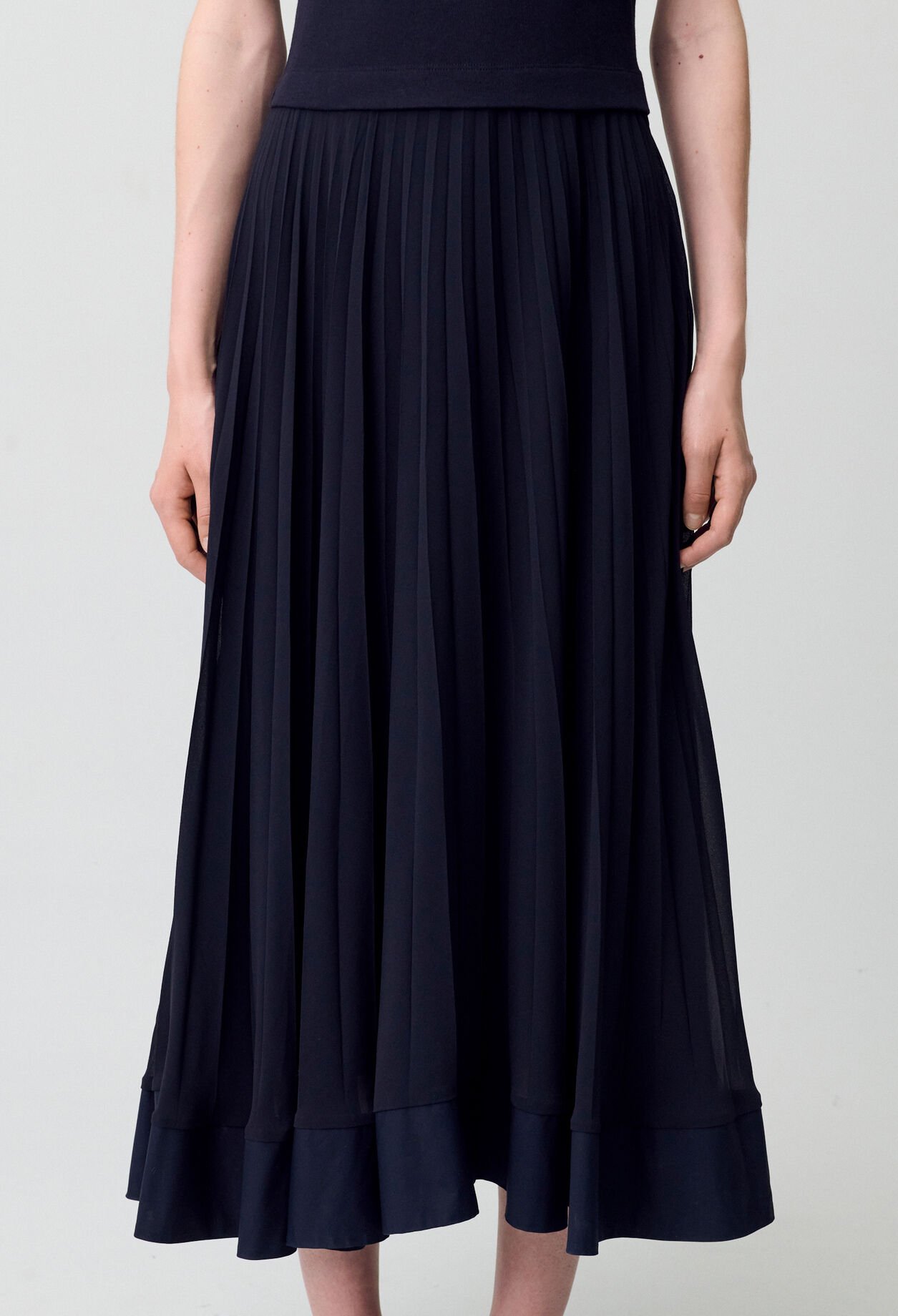 Langes, plissiertes Kleid, marineblau