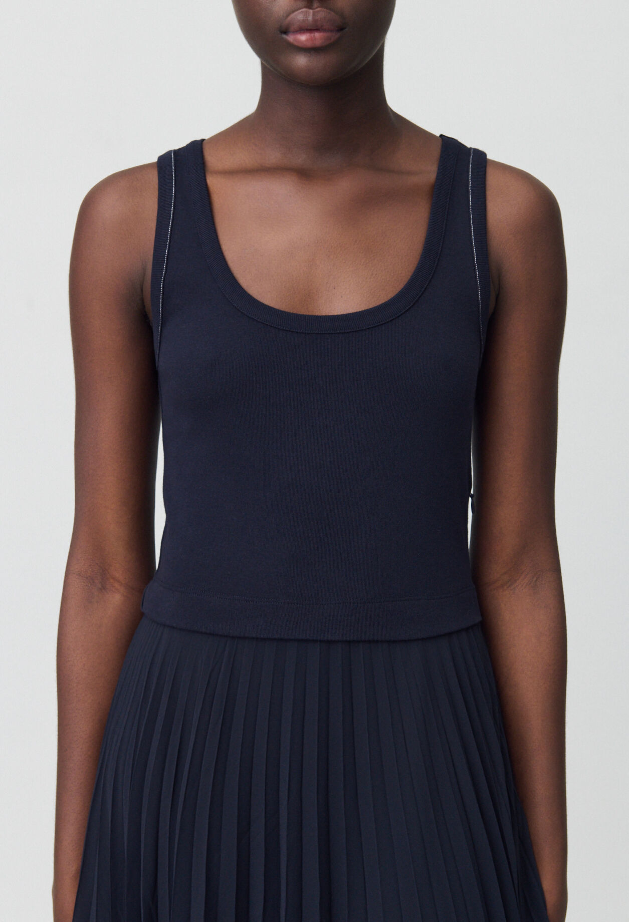 Langes, plissiertes Kleid, marineblau