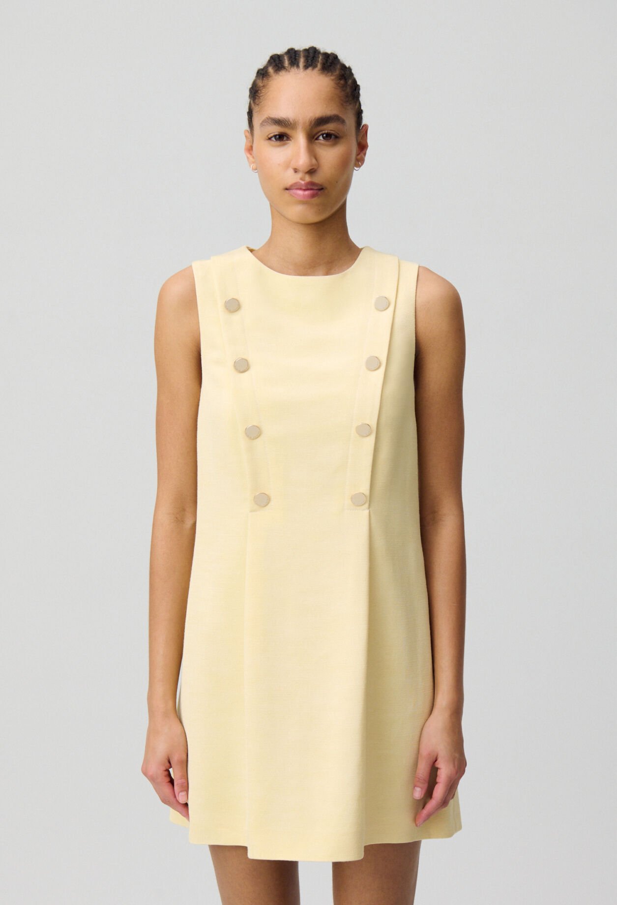 Tailliertes kurzes Kleid