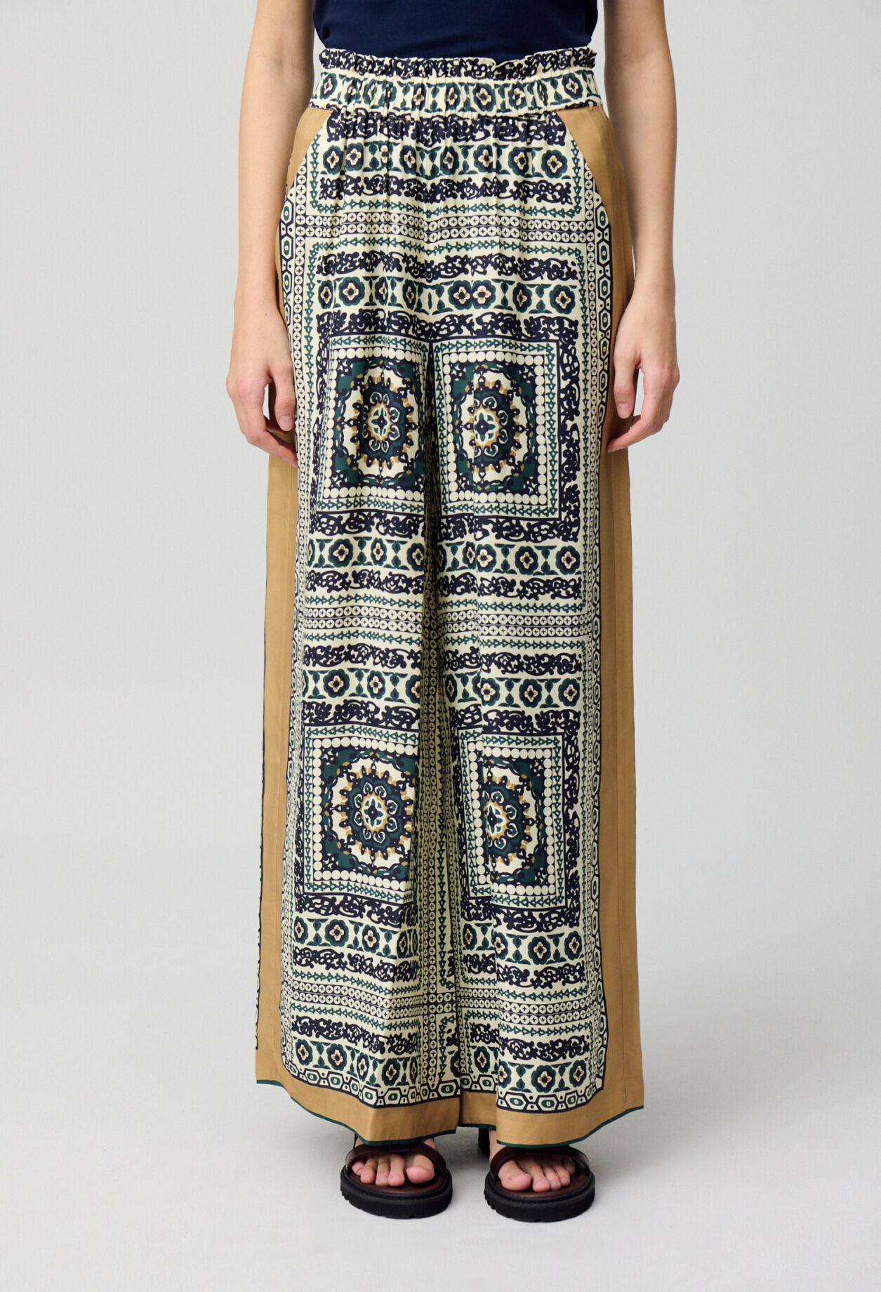 Weit fließende Druckhose
