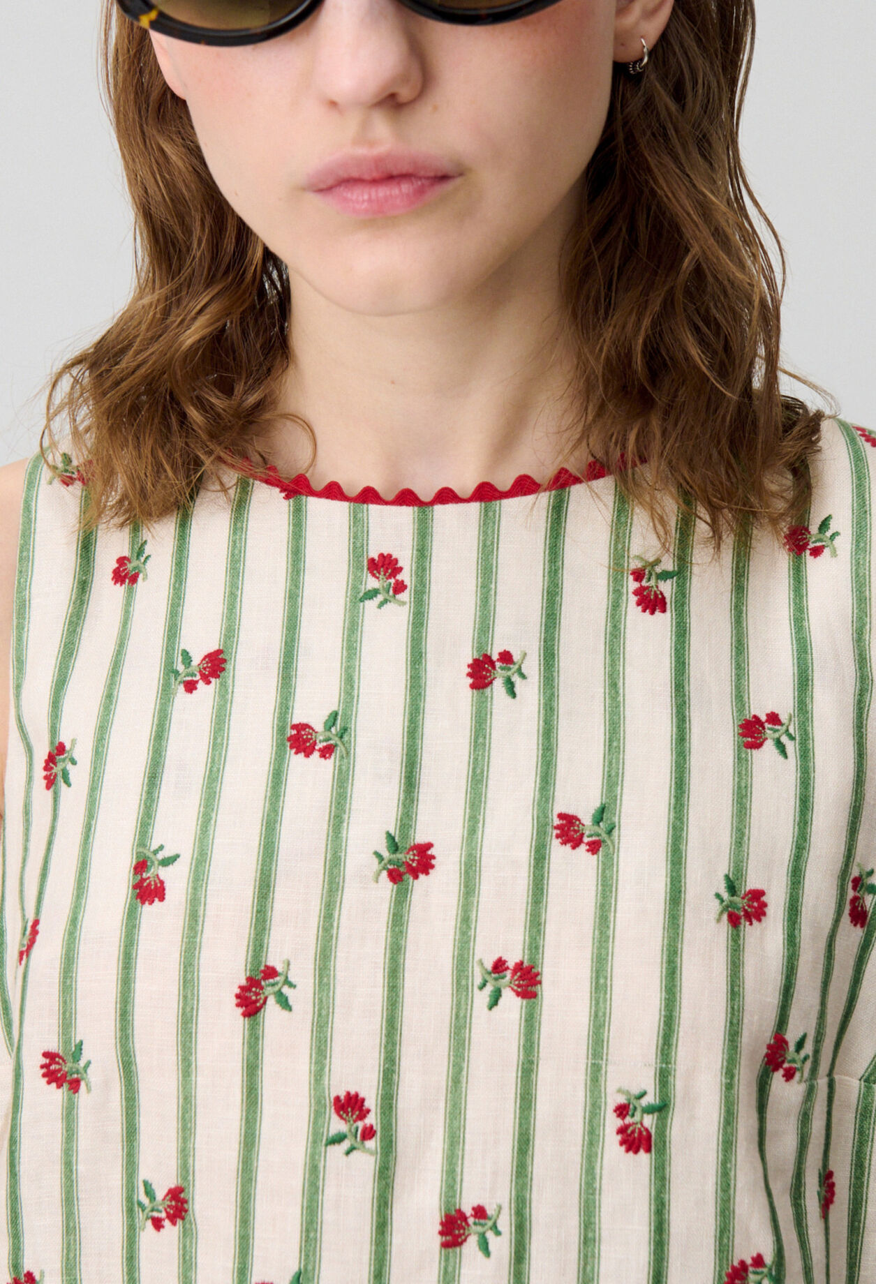 &Auml;rmelloses kurzes Kleid