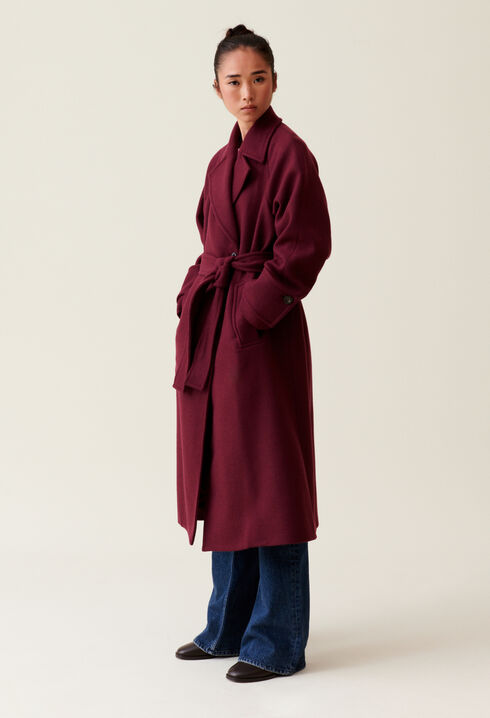 Langer bordeauxfarbener Trenchcoat