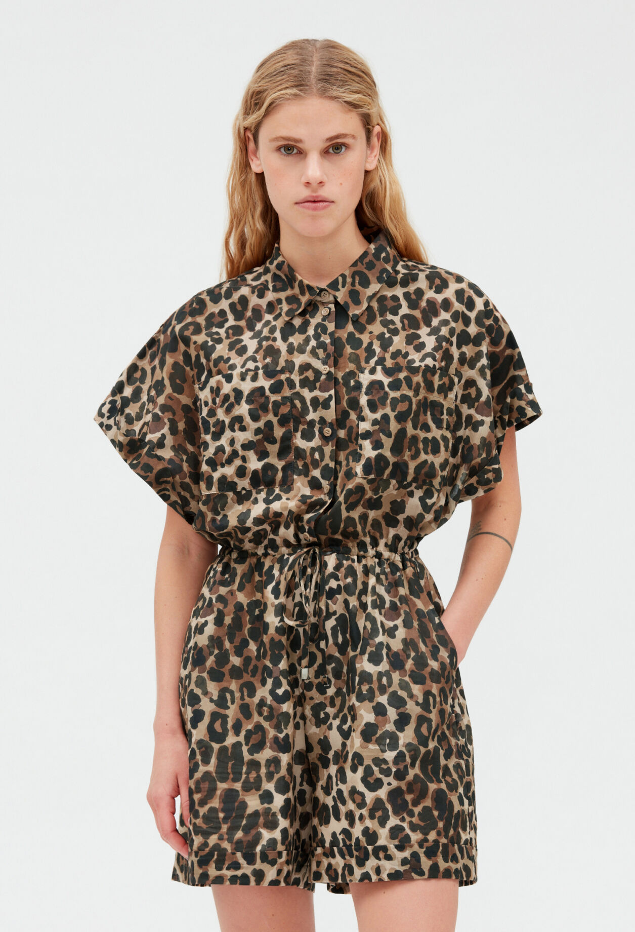 Kurzer Jumpsuit im Leomuster