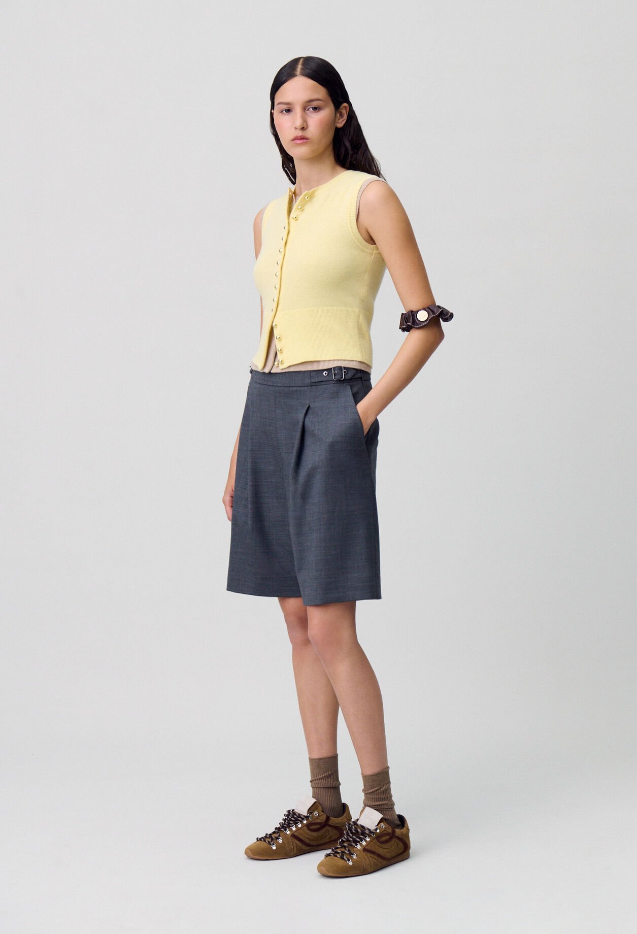 Kurze Bermuda-Shorts mit Falten.