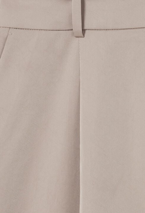 Kurze Bermuda-Shorts mit Falten.