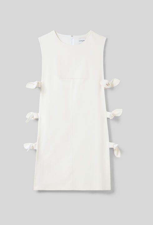 Kurzes Kleid mit Schleifen