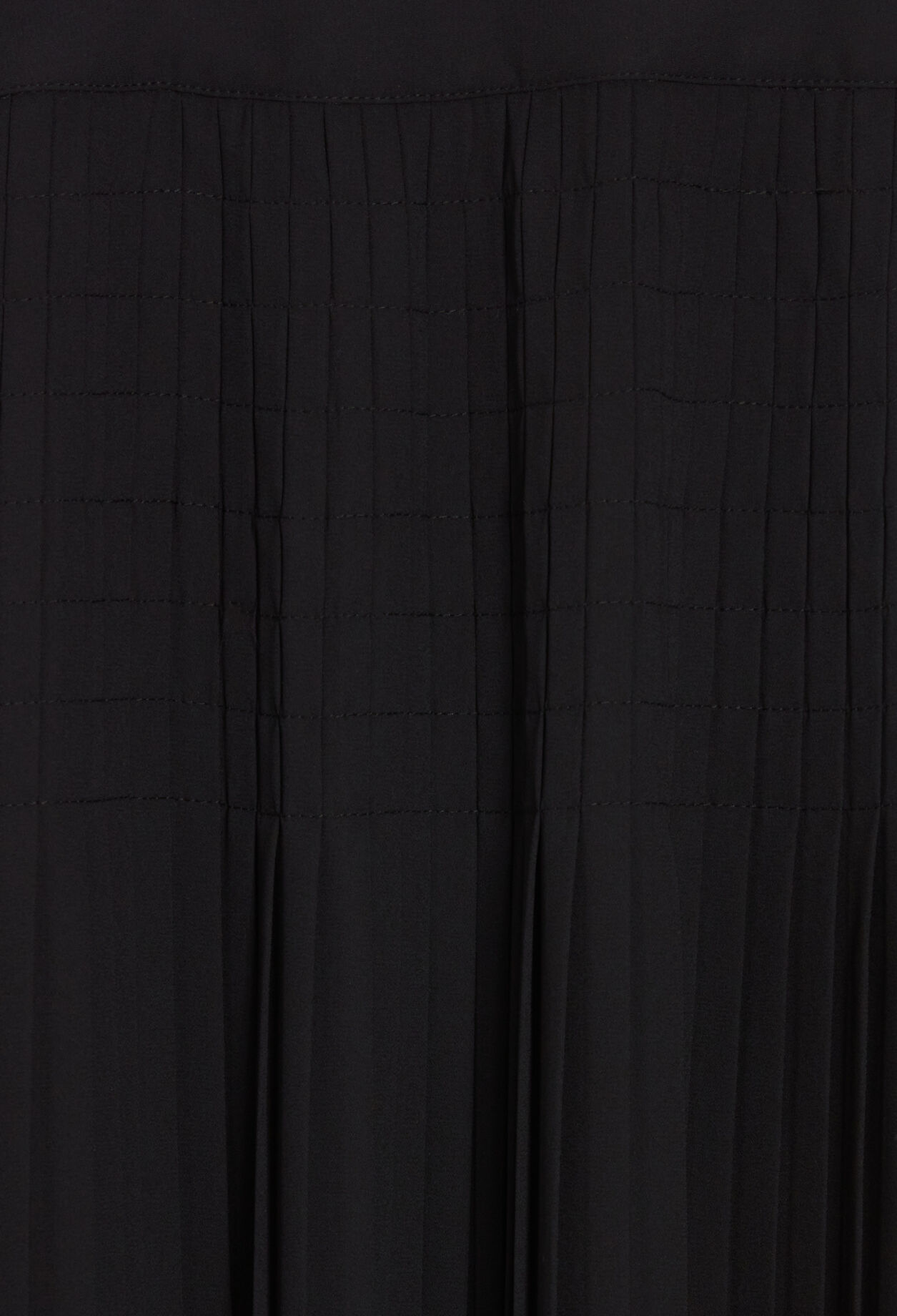 Schwarzer mittellanger Plisseerock