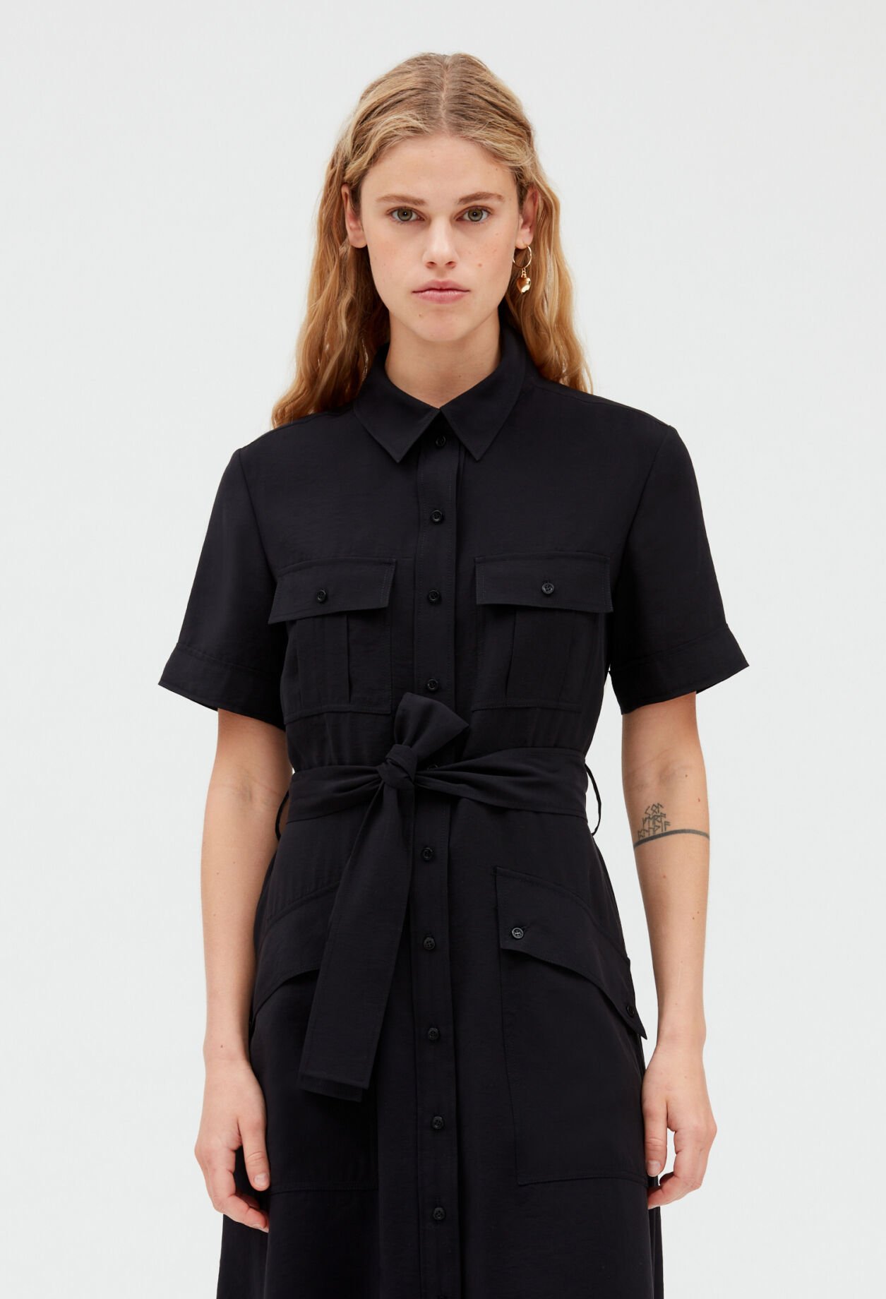 Fließendes kurzärmeliges Midikleid 