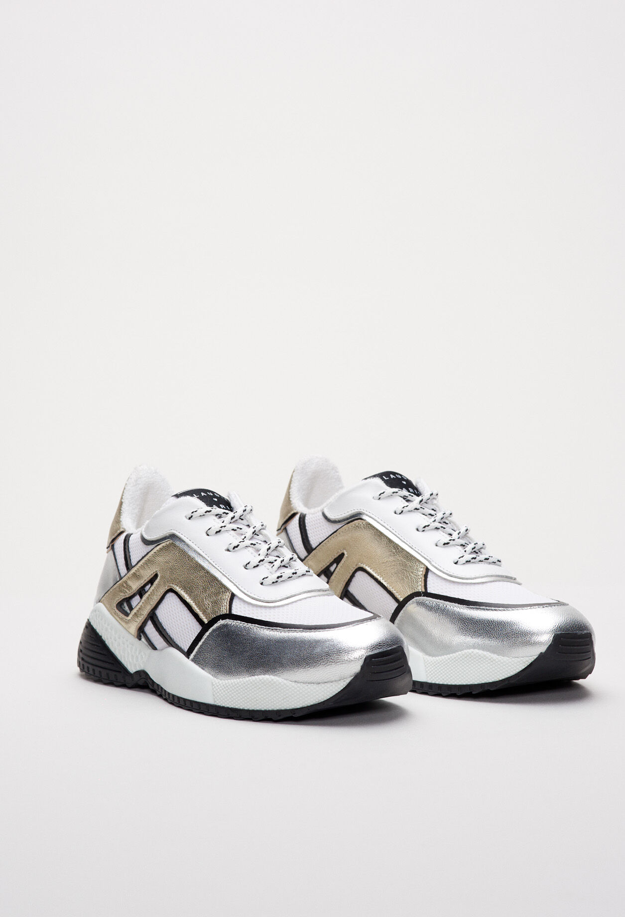 Sneakers mit Metallmotiv