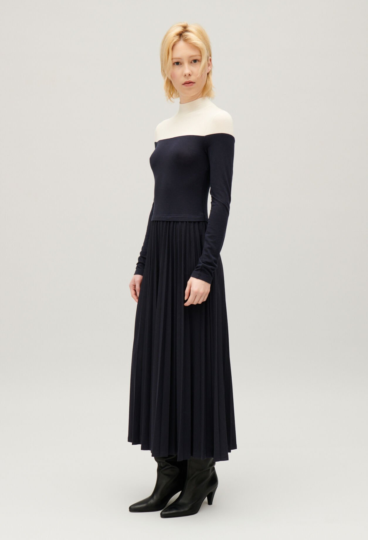 Langes plissiertes Twistkleid dreifarbig